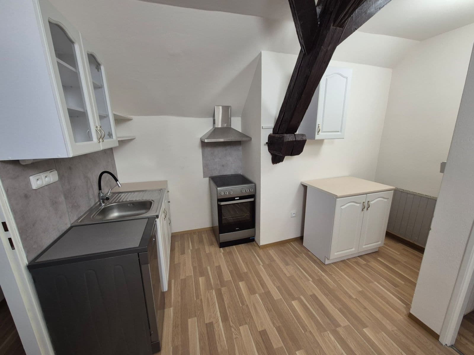 Prenájom nebytového priestoru 510 m², Náves sv. Petra a Pavla, Zlatníky-Hodkovice, Středočeský kraj Prenájom nebytového priestoru 510 m², Náves sv. Petra a Pavla, Zlatníky-Hodkovice, Středočeský kraj