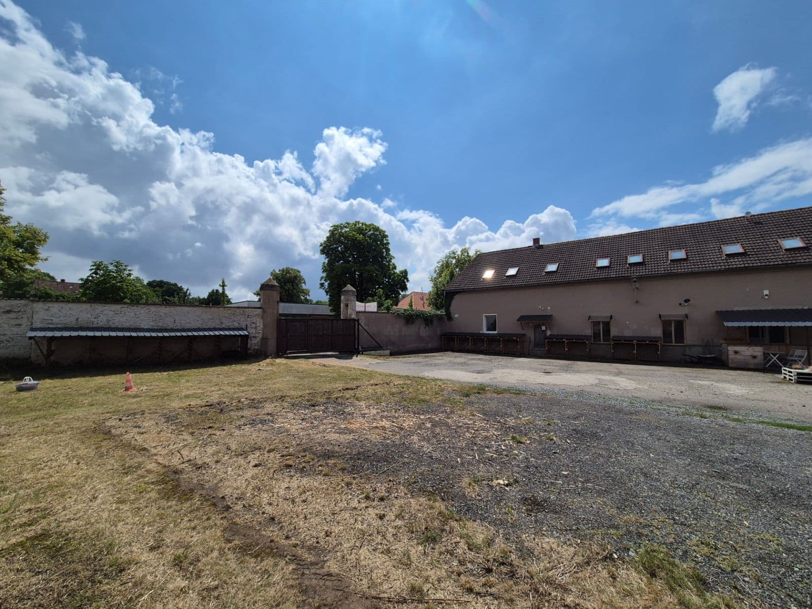 Prenájom nebytového priestoru 510 m², Náves sv. Petra a Pavla, Zlatníky-Hodkovice, Středočeský kraj Prenájom nebytového priestoru 510 m², Náves sv. Petra a Pavla, Zlatníky-Hodkovice, Středočeský kraj