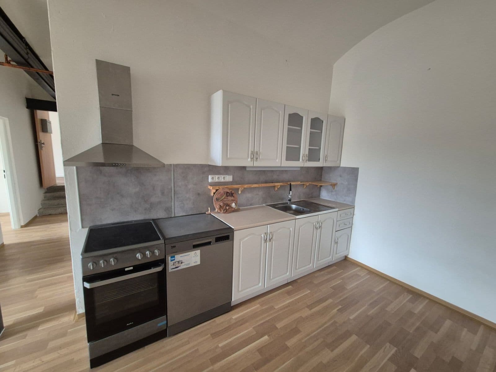 Prenájom nebytového priestoru 510 m², Náves sv. Petra a Pavla, Zlatníky-Hodkovice, Středočeský kraj Prenájom nebytového priestoru 510 m², Náves sv. Petra a Pavla, Zlatníky-Hodkovice, Středočeský kraj