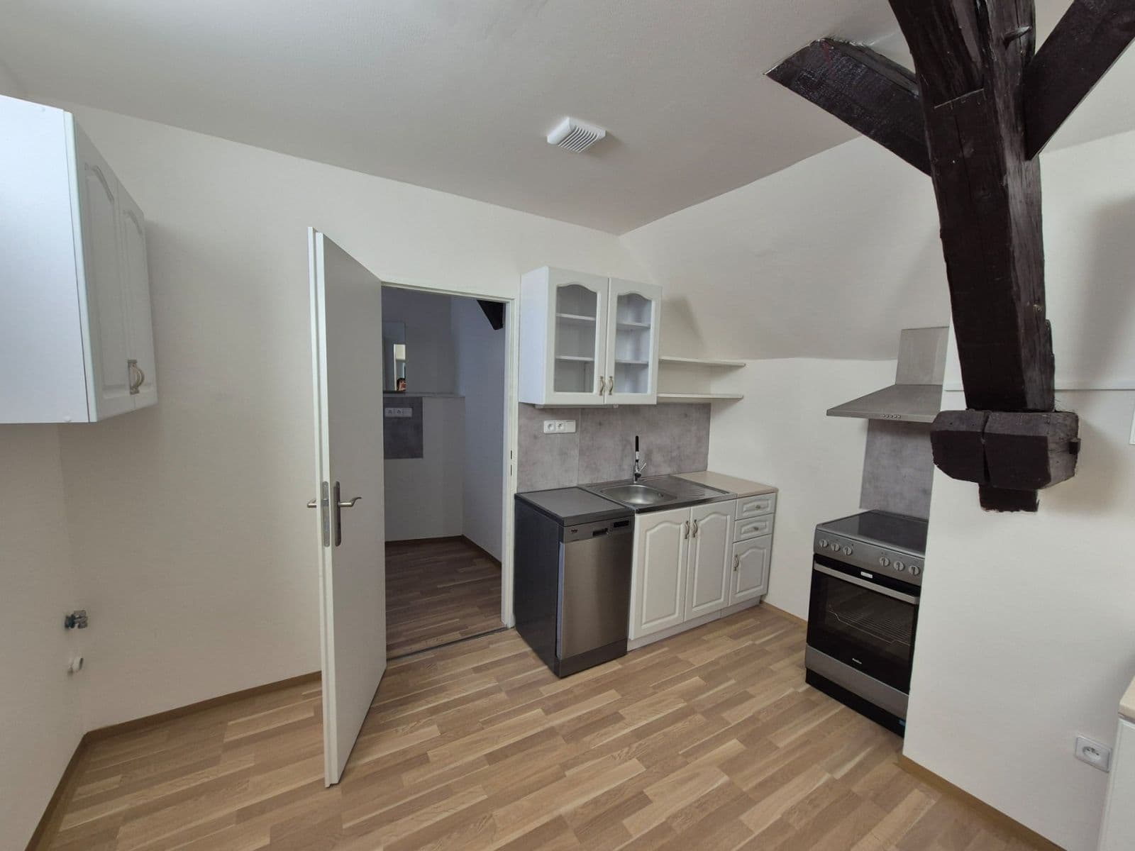 Prenájom nebytového priestoru 510 m², Náves sv. Petra a Pavla, Zlatníky-Hodkovice, Středočeský kraj Prenájom nebytového priestoru 510 m², Náves sv. Petra a Pavla, Zlatníky-Hodkovice, Středočeský kraj