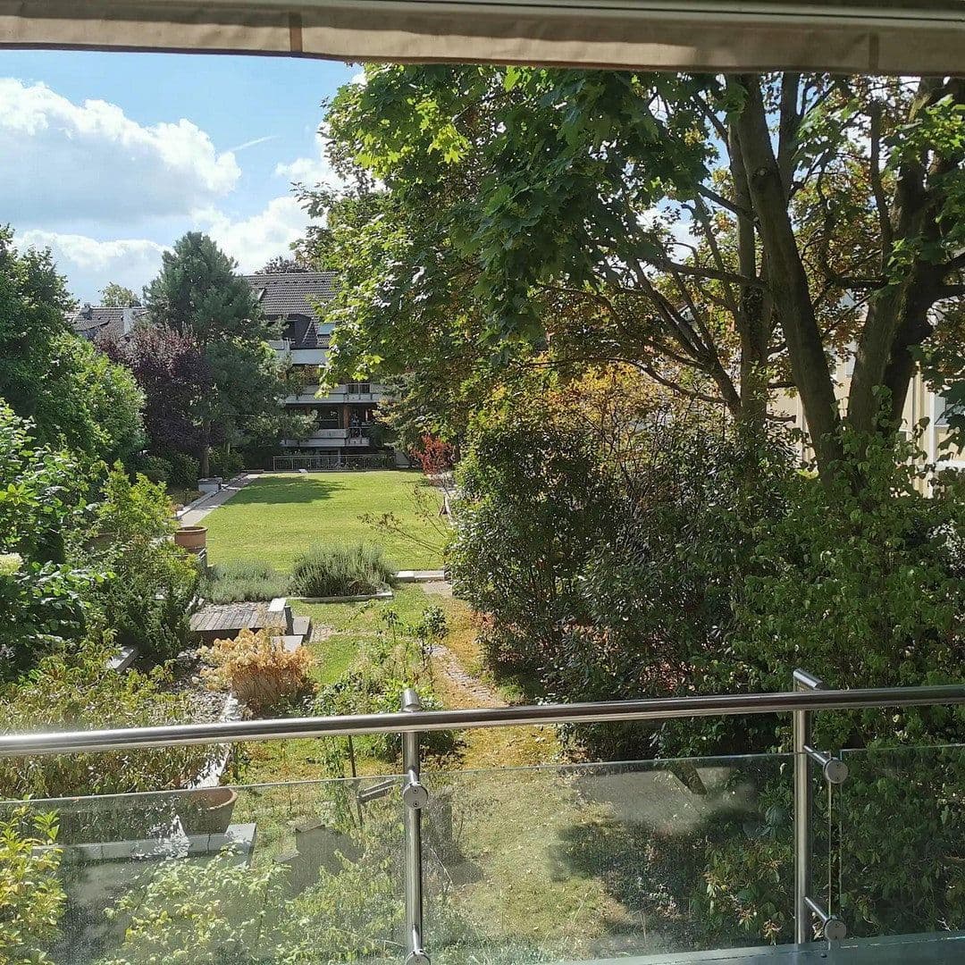 Prenájom bytu 3-izbový 124 m², Düsseldorf, Severné Porýnie - Westfálsko Prenájom bytu 3-izbový 124 m², Düsseldorf, Severné Porýnie - Westfálsko
