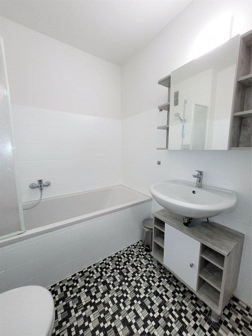 Prenájom bytu 2-izbový 50 m², Hauptstr. 11, Singen (Hohentwiel), Bádensko-Wurttembersko Prenájom bytu 2-izbový 50 m², Hauptstr. 11, Singen (Hohentwiel), Bádensko-Wurttembersko