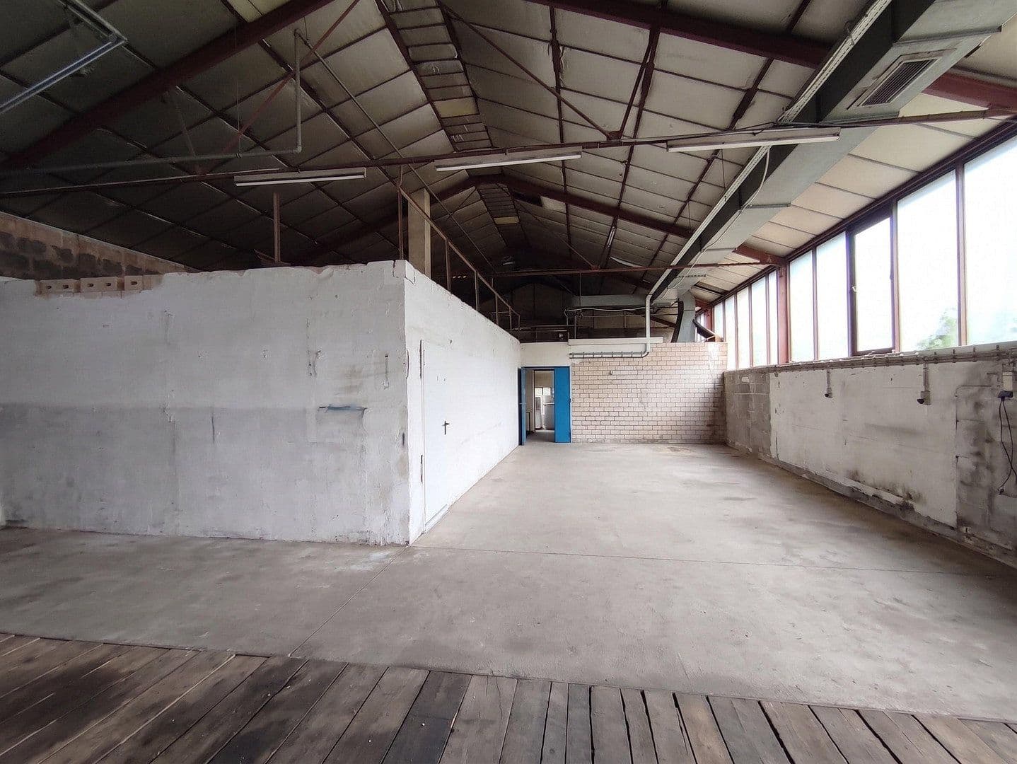 Prenájom nebytového priestoru 1.400 m², Scheidterstraße 30, Saarbrücken, Sársko Prenájom nebytového priestoru 1.400 m², Scheidterstraße 30, Saarbrücken, Sársko