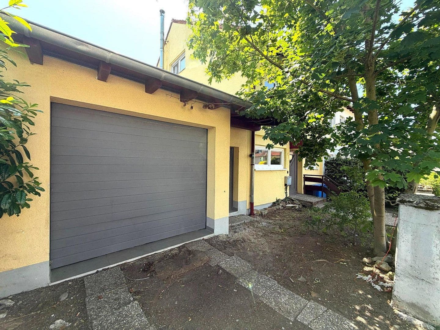 Predaj domu 185 m², pozemok 328 m², Birkenstraße 40 1/2, Schweinfurt, Bavorsko Predaj domu 185 m², pozemok 328 m², Birkenstraße 40 1/2, Schweinfurt, Bavorsko