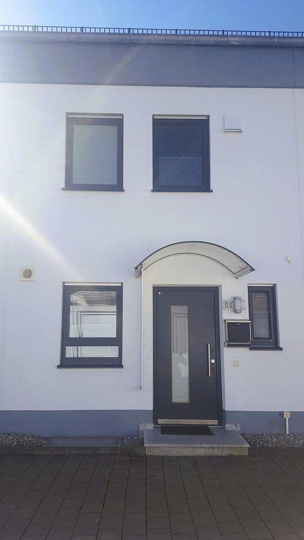 Predaj domu 118 m², pozemok 182 m², Geschwister-Scholl-Straße 11c, Königsbrunn, Bavorsko Predaj domu 118 m², pozemok 182 m², Geschwister-Scholl-Straße 11c, Königsbrunn, Bavorsko