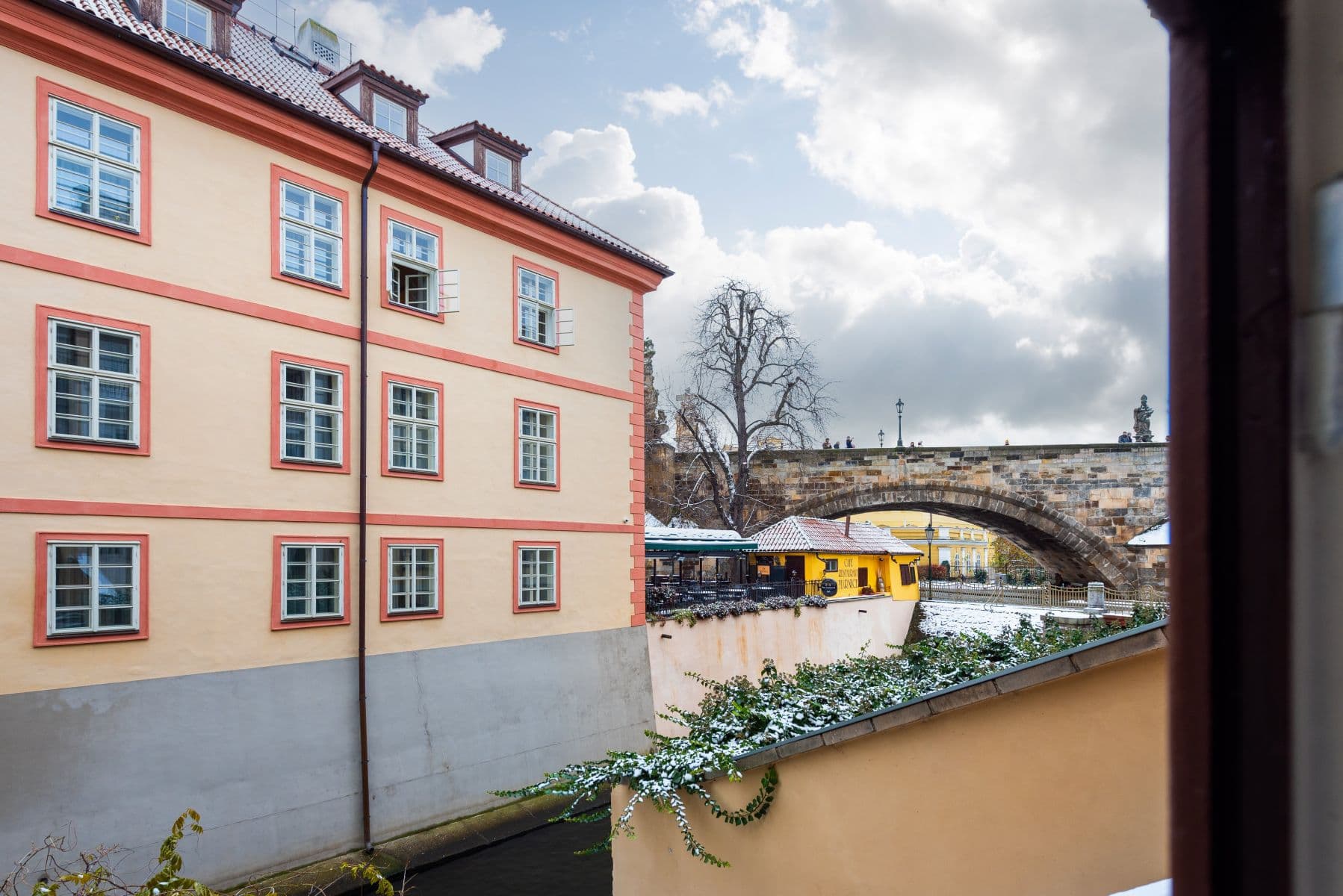 Prenájom bytu 76 m², U Lužického semináře, Praha, Praha Prenájom bytu 76 m², U Lužického semináře, Praha, Praha