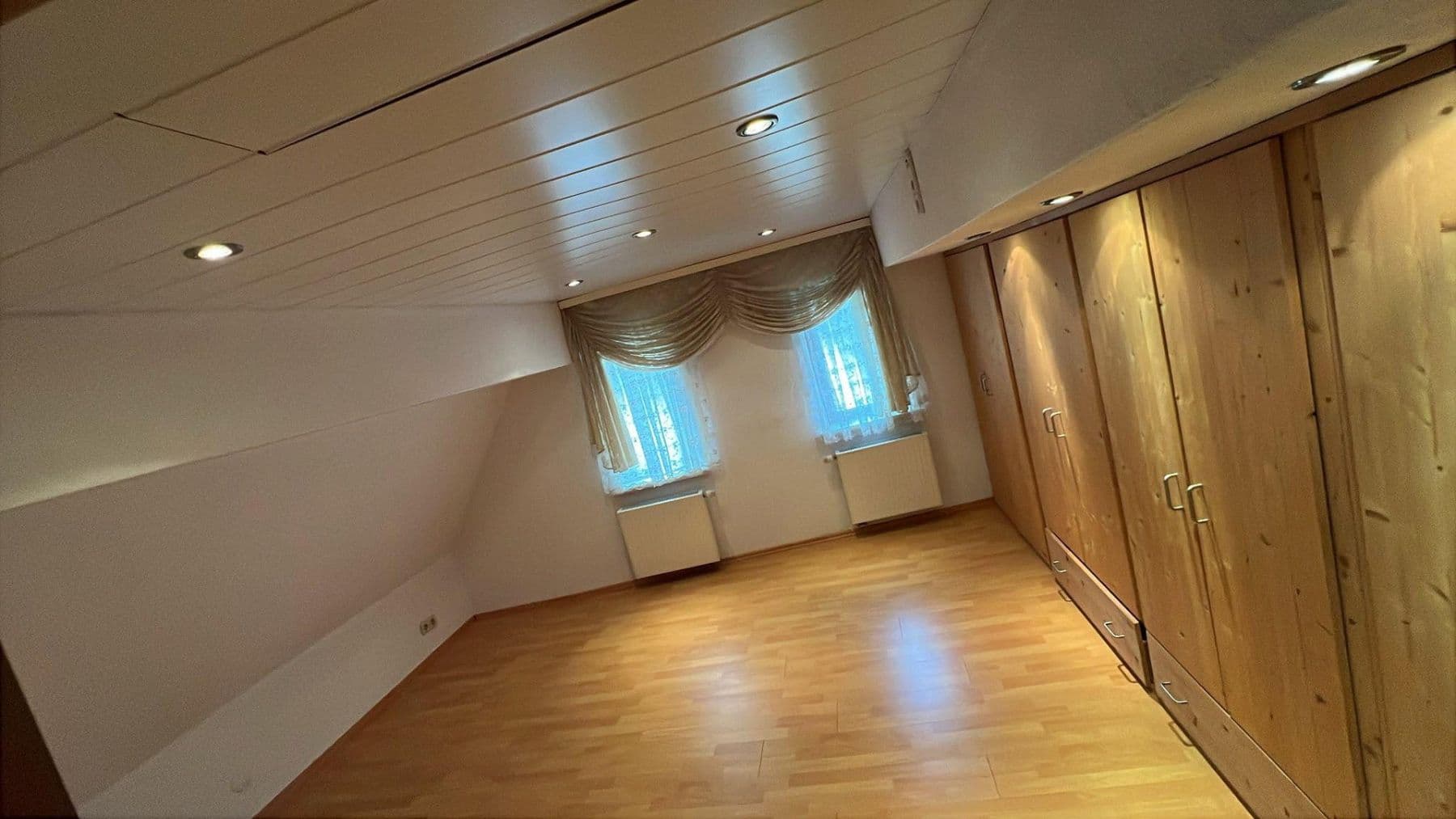 Prenájom bytu 4-izbový 100 m², Simmozheimer str 16, Weil der Stadt, Bádensko-Wurttembersko Prenájom bytu 4-izbový 100 m², Simmozheimer str 16, Weil der Stadt, Bádensko-Wurttembersko