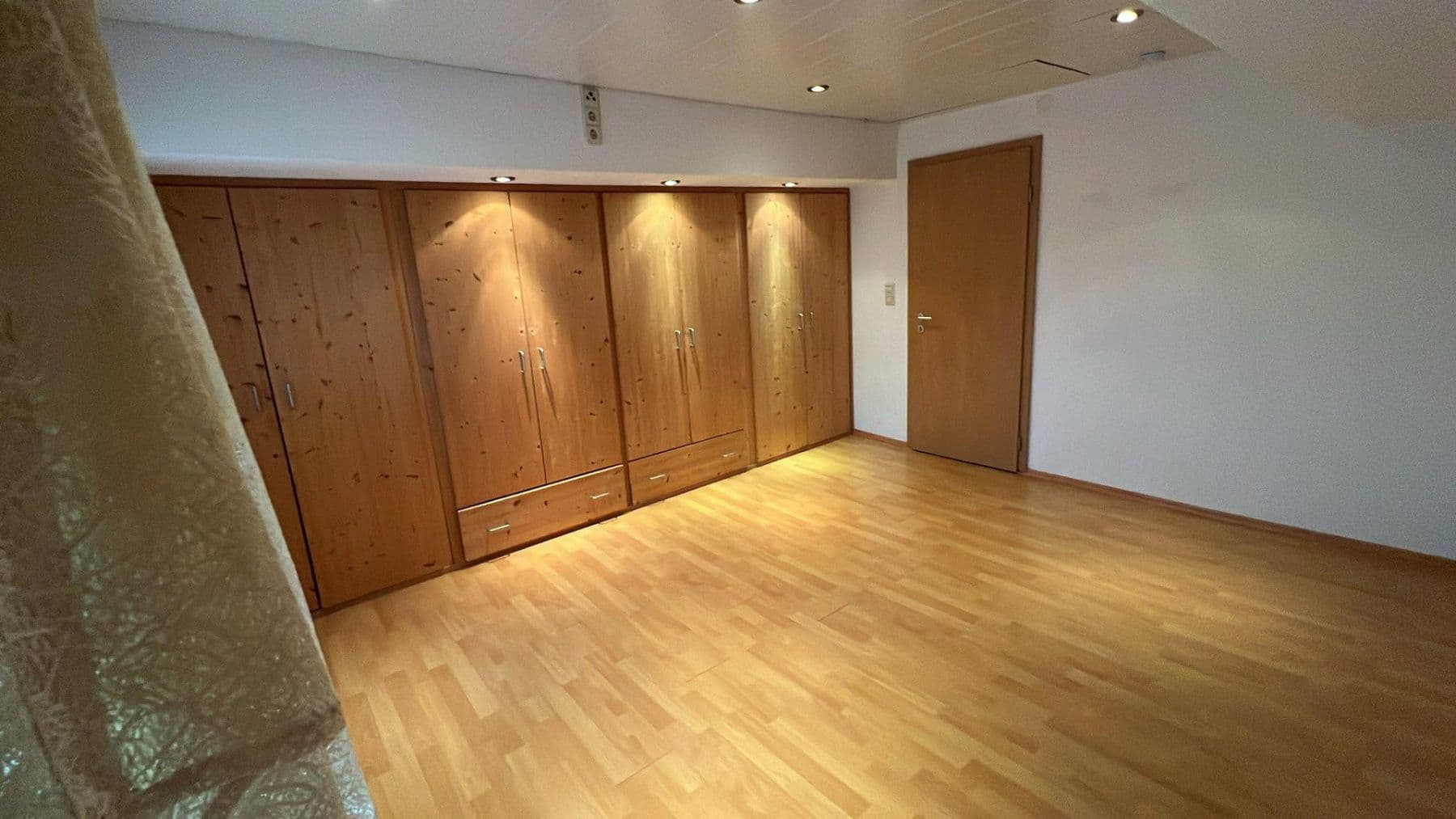 Prenájom bytu 4-izbový 100 m², Simmozheimer str 16, Weil der Stadt, Bádensko-Wurttembersko Prenájom bytu 4-izbový 100 m², Simmozheimer str 16, Weil der Stadt, Bádensko-Wurttembersko