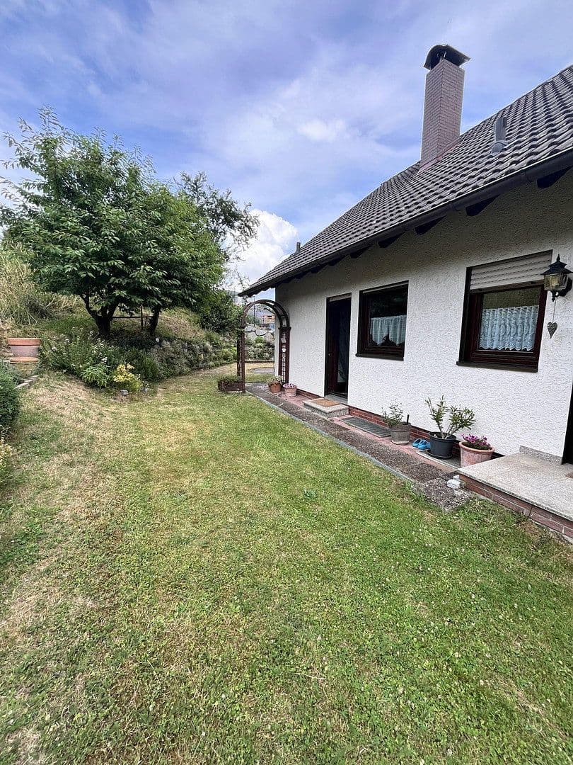 Prenájom bytu 4-izbový 104 m², Weinheim, Bádensko-Wurttembersko Prenájom bytu 4-izbový 104 m², Weinheim, Bádensko-Wurttembersko