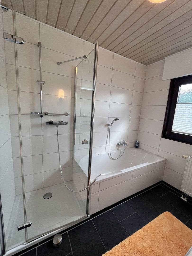 Prenájom bytu 4-izbový 104 m², Weinheim, Bádensko-Wurttembersko Prenájom bytu 4-izbový 104 m², Weinheim, Bádensko-Wurttembersko