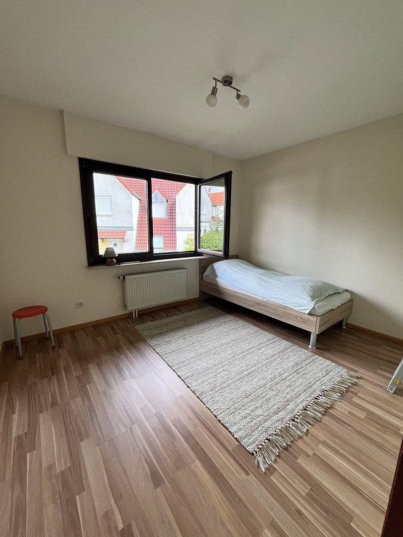 Prenájom bytu 4-izbový 104 m², Weinheim, Bádensko-Wurttembersko Prenájom bytu 4-izbový 104 m², Weinheim, Bádensko-Wurttembersko