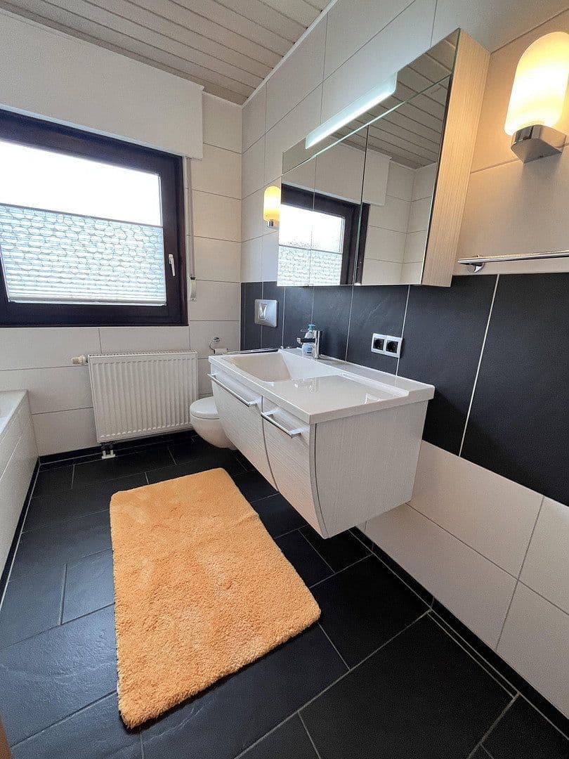Prenájom bytu 4-izbový 104 m², Weinheim, Bádensko-Wurttembersko Prenájom bytu 4-izbový 104 m², Weinheim, Bádensko-Wurttembersko