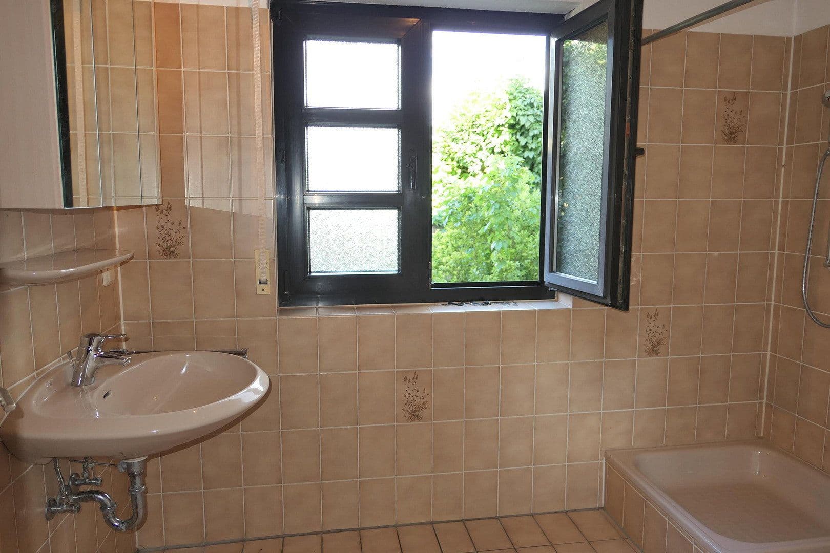 Predaj domu 224 m², pozemok 410 m², Flörsheim, Hesensko Predaj domu 224 m², pozemok 410 m², Flörsheim, Hesensko