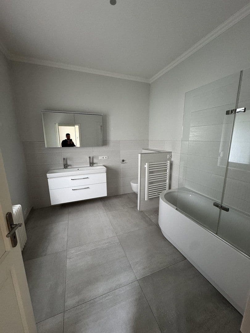 Prenájom bytu 3-izbový 124 m², Friedrich-Ebert-Str. 91, Hamburg, Hamburg Prenájom bytu 3-izbový 124 m², Friedrich-Ebert-Str. 91, Hamburg, Hamburg
