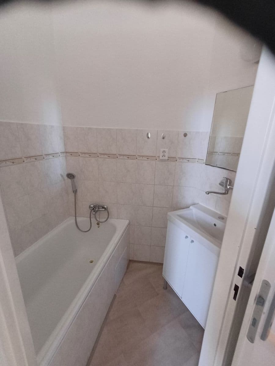 Prenájom bytu 2-izbový 37 m², Madridská, Praha, Praha Prenájom bytu 2-izbový 37 m², Madridská, Praha, Praha