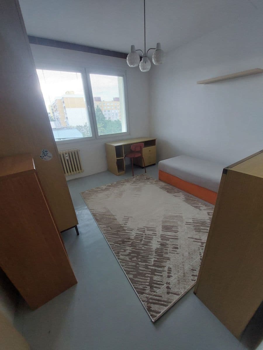 Prenájom bytu 4-izbový 80 m², Strážnická, Plzeň, Plzeňský kraj Prenájom bytu 4-izbový 80 m², Strážnická, Plzeň, Plzeňský kraj