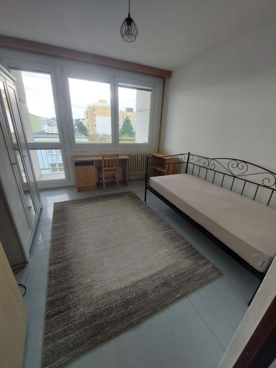 Prenájom bytu 4-izbový 80 m², Strážnická, Plzeň, Plzeňský kraj Prenájom bytu 4-izbový 80 m², Strážnická, Plzeň, Plzeňský kraj