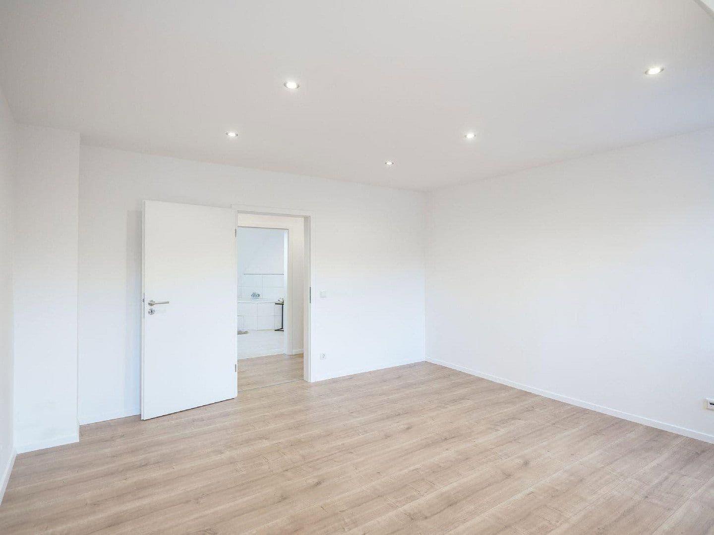 Prenájom bytu 4-izbový 104 m², Leopoldstrasse 8, Nürnberg, Bavorsko Prenájom bytu 4-izbový 104 m², Leopoldstrasse 8, Nürnberg, Bavorsko