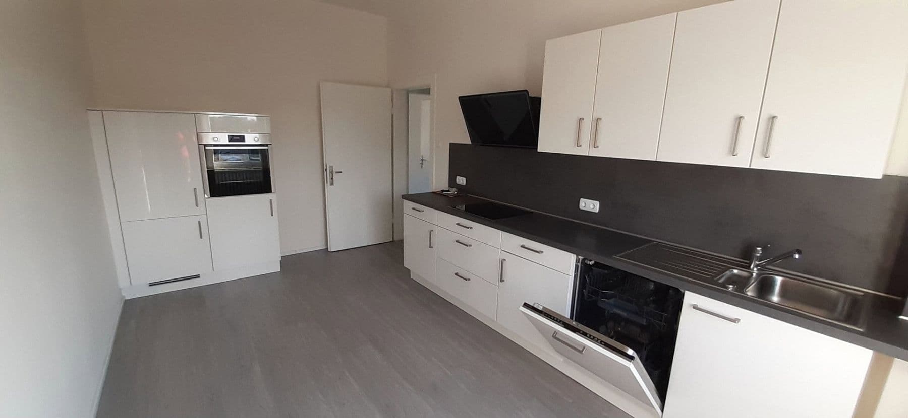 Prenájom bytu 3-izbový 82 m², Grabenstr.190, Duisburg, Severné Porýnie - Westfálsko Prenájom bytu 3-izbový 82 m², Grabenstr.190, Duisburg, Severné Porýnie - Westfálsko