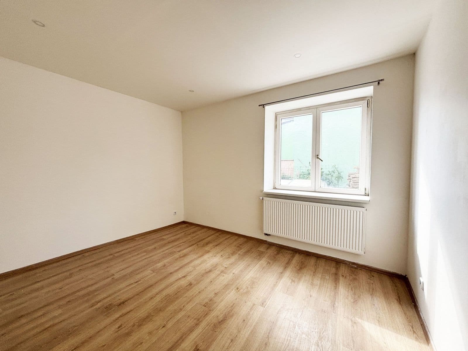 Prenájom bytu 3-izbový 67 m², Palackého náměstí, Dobrovice, Středočeský kraj Prenájom bytu 3-izbový 67 m², Palackého náměstí, Dobrovice, Středočeský kraj