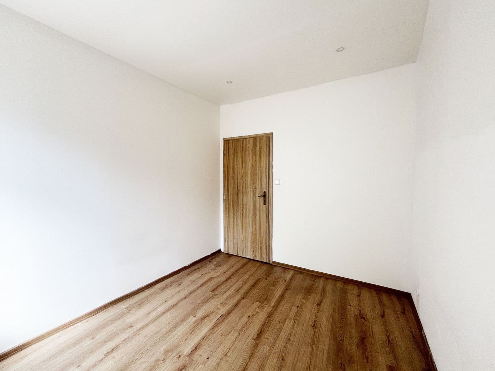Prenájom bytu 3-izbový 67 m², Palackého náměstí, Dobrovice, Středočeský kraj Prenájom bytu 3-izbový 67 m², Palackého náměstí, Dobrovice, Středočeský kraj