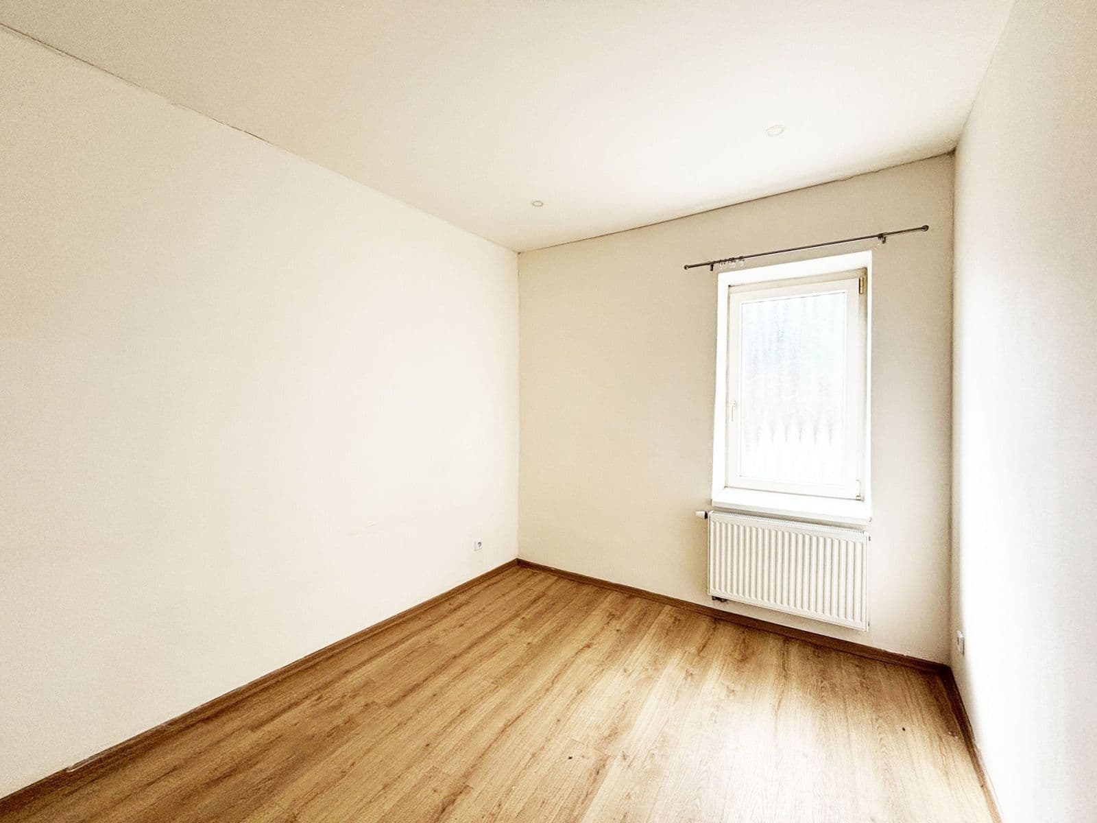 Prenájom bytu 3-izbový 67 m², Palackého náměstí, Dobrovice, Středočeský kraj Prenájom bytu 3-izbový 67 m², Palackého náměstí, Dobrovice, Středočeský kraj