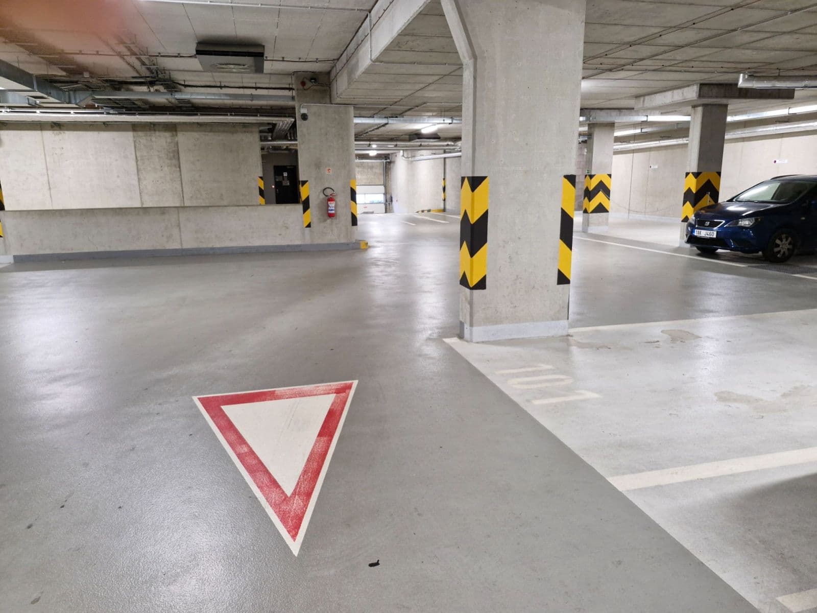 Prenájom garáže 13 m², Zvěřinova, Praha, Praha Prenájom garáže 13 m², Zvěřinova, Praha, Praha