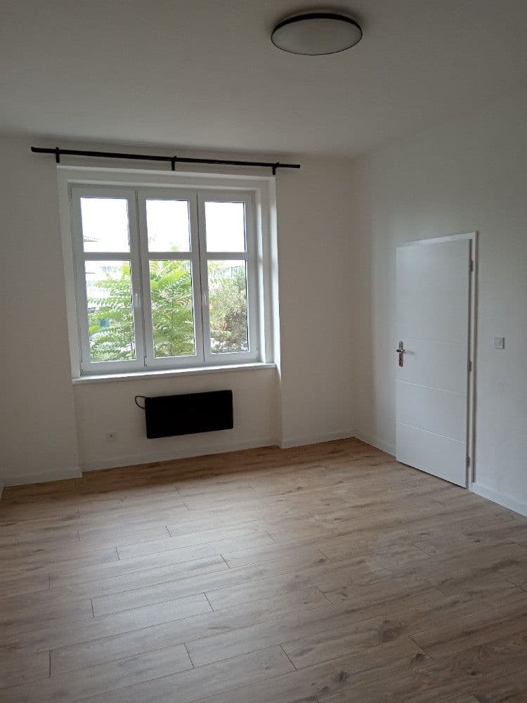 Prenájom bytu 3-izbový 80 m², 28. pluku, Praha, Praha Prenájom bytu 3-izbový 80 m², 28. pluku, Praha, Praha