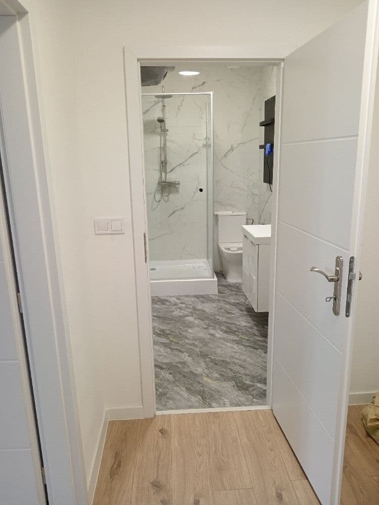 Prenájom bytu 3-izbový 80 m², 28. pluku, Praha, Praha Prenájom bytu 3-izbový 80 m², 28. pluku, Praha, Praha