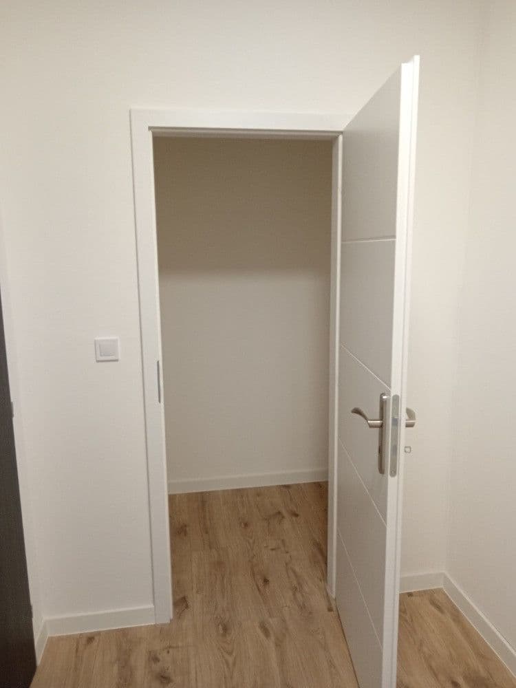 Prenájom bytu 3-izbový 80 m², 28. pluku, Praha, Praha Prenájom bytu 3-izbový 80 m², 28. pluku, Praha, Praha