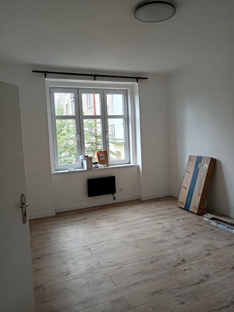 Prenájom bytu 3-izbový 80 m², 28. pluku, Praha, Praha Prenájom bytu 3-izbový 80 m², 28. pluku, Praha, Praha