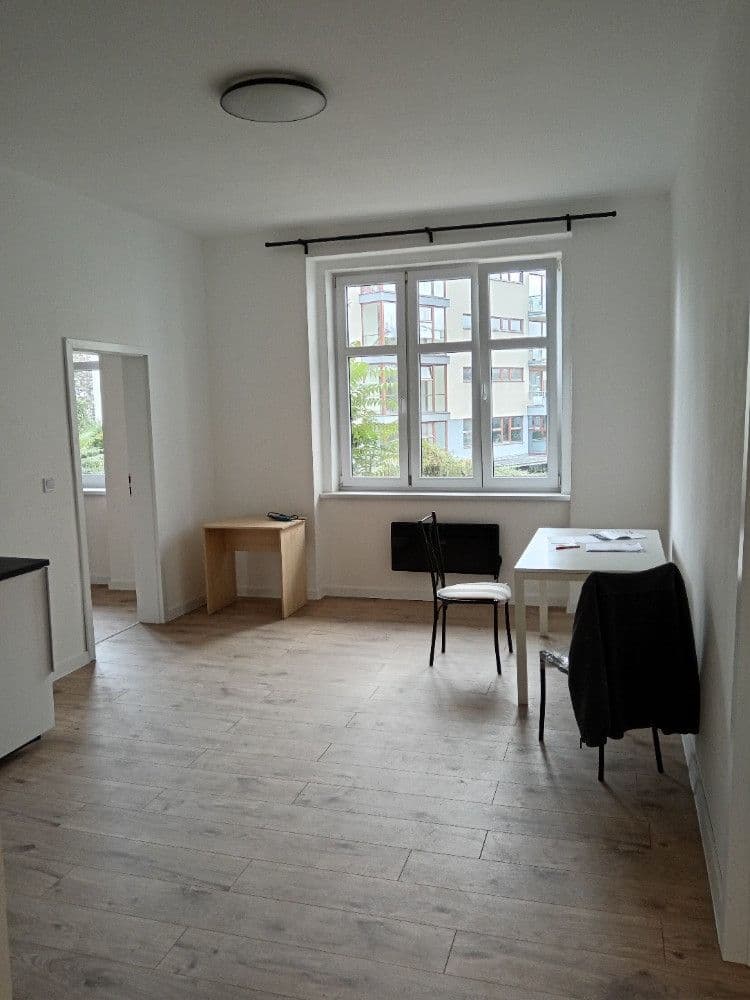 Prenájom bytu 3-izbový 80 m², 28. pluku, Praha, Praha Prenájom bytu 3-izbový 80 m², 28. pluku, Praha, Praha