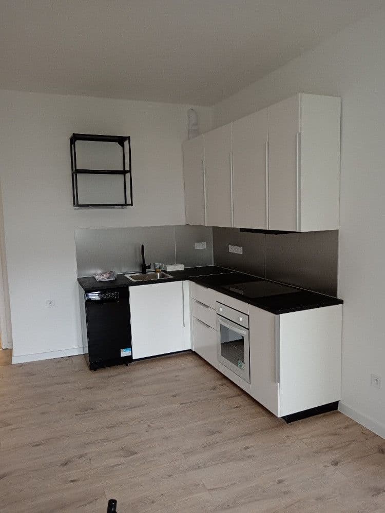 Prenájom bytu 3-izbový 80 m², 28. pluku, Praha, Praha Prenájom bytu 3-izbový 80 m², 28. pluku, Praha, Praha