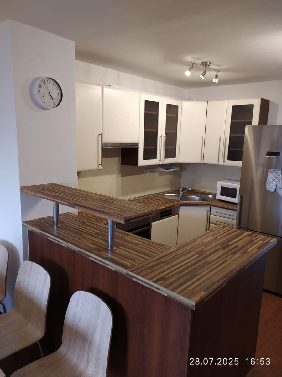 Prenájom bytu 4-izbový 90 m², Nechvílova, Praha, Praha Prenájom bytu 4-izbový 90 m², Nechvílova, Praha, Praha
