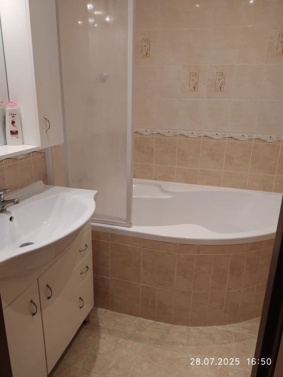 Prenájom bytu 4-izbový 90 m², Nechvílova, Praha, Praha Prenájom bytu 4-izbový 90 m², Nechvílova, Praha, Praha