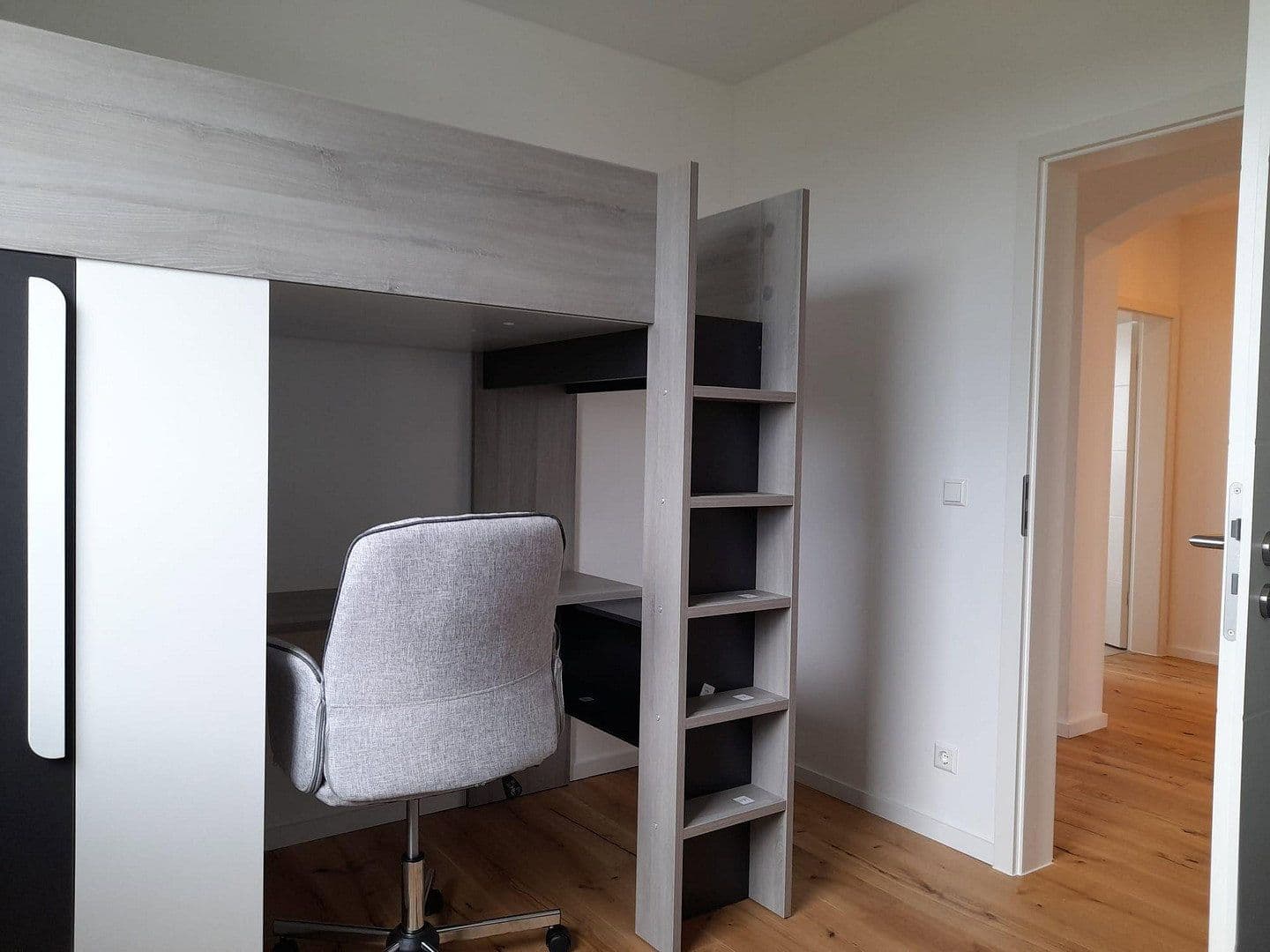 Prenájom bytu 4-izbový 98 m², Honsellstr. 1b, Karlsruhe, Bádensko-Wurttembersko Prenájom bytu 4-izbový 98 m², Honsellstr. 1b, Karlsruhe, Bádensko-Wurttembersko