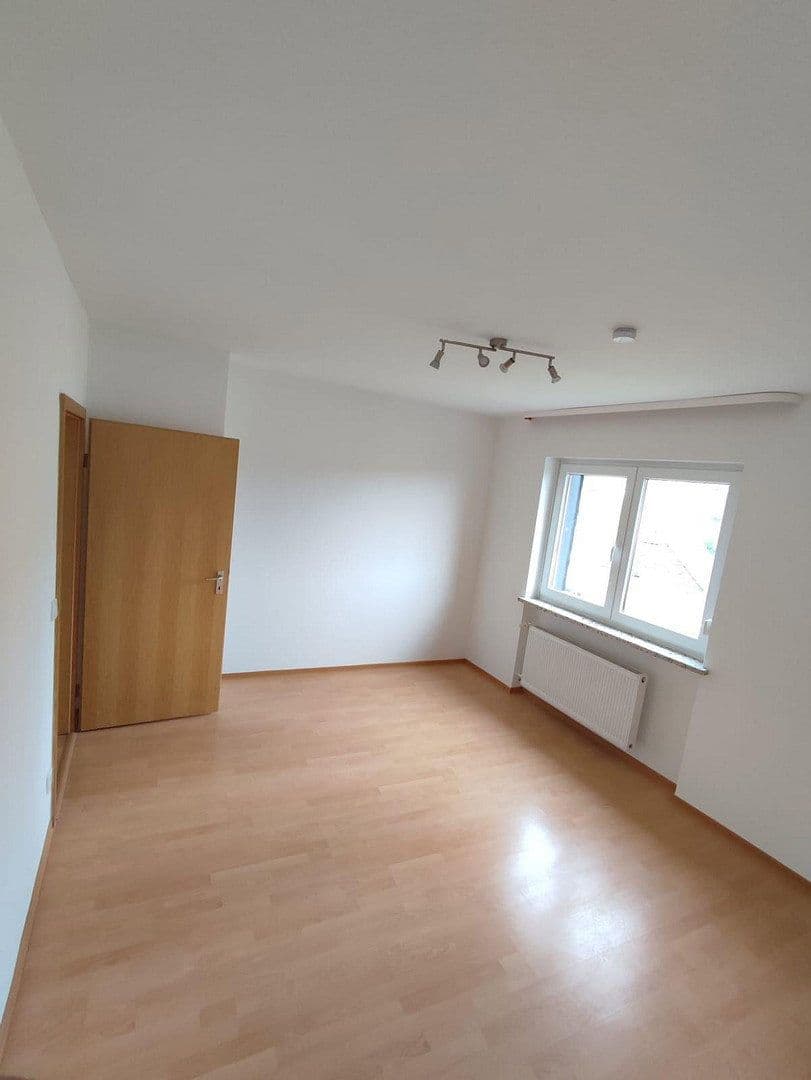 Prenájom bytu 3-izbový 80 m², Mengerschied, Porýnie-Falcko Prenájom bytu 3-izbový 80 m², Mengerschied, Porýnie-Falcko
