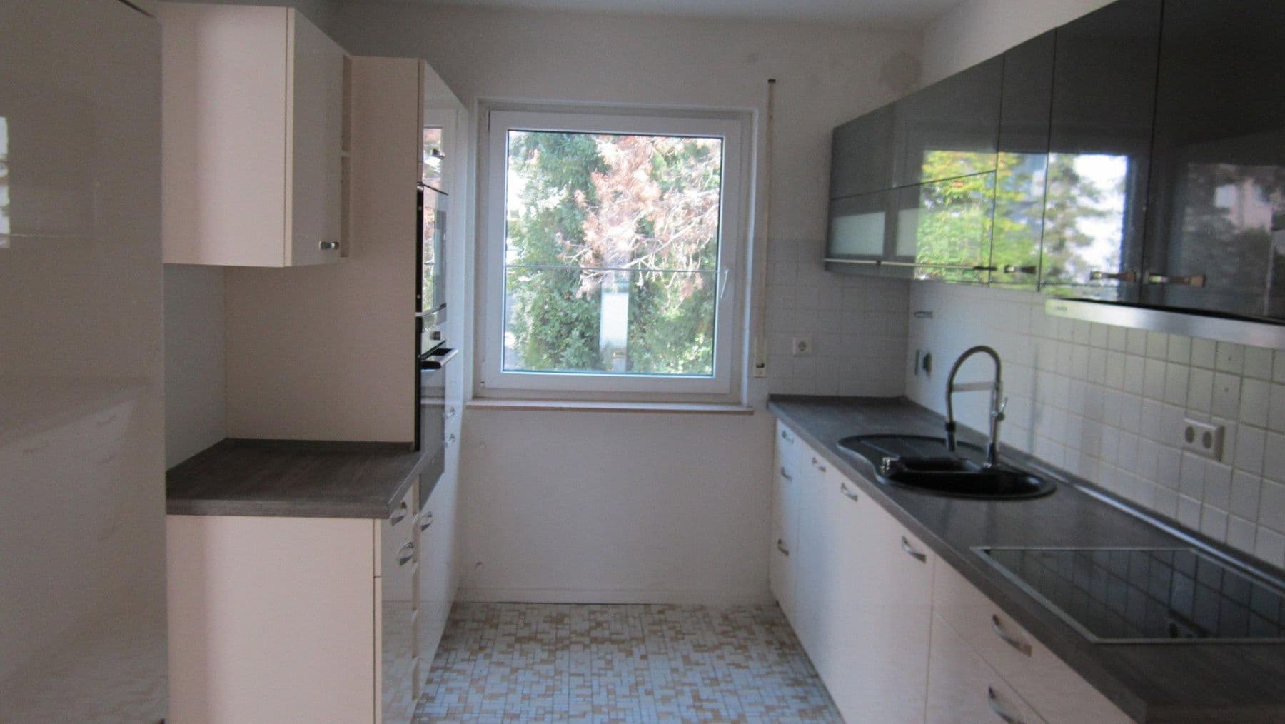 Prenájom bytu 4-izbový 130 m², Herrenberg, Bádensko-Wurttembersko Prenájom bytu 4-izbový 130 m², Herrenberg, Bádensko-Wurttembersko