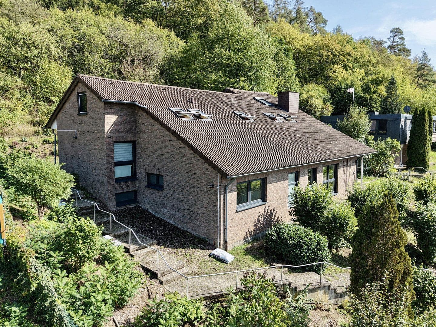 Predaj domu 300 m², pozemok 1.100 m², In den Lärchen 20, Mittenaar, Hesensko Predaj domu 300 m², pozemok 1.100 m², In den Lärchen 20, Mittenaar, Hesensko