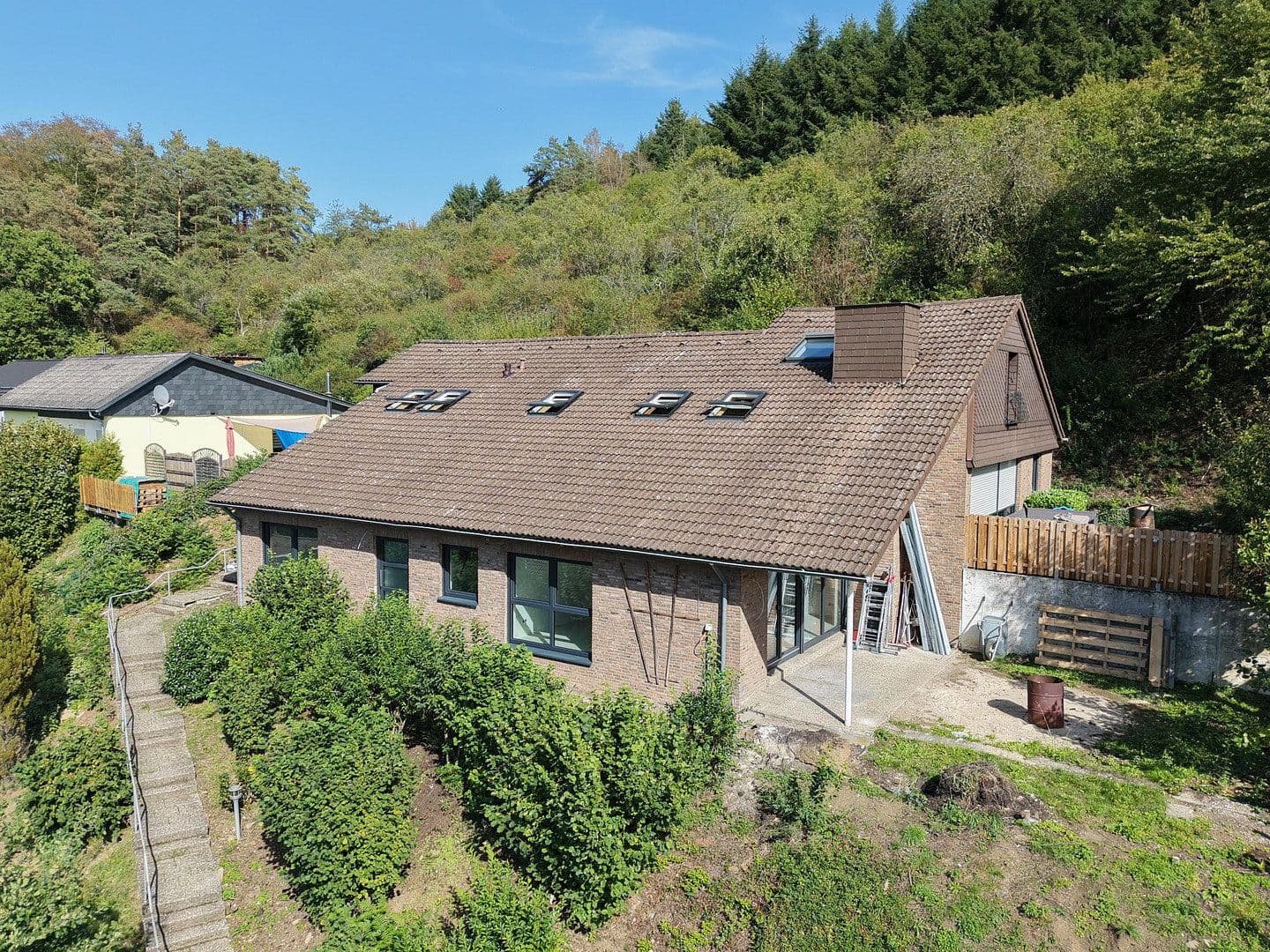Predaj domu 300 m², pozemok 1.100 m², In den Lärchen 20, Mittenaar, Hesensko Predaj domu 300 m², pozemok 1.100 m², In den Lärchen 20, Mittenaar, Hesensko