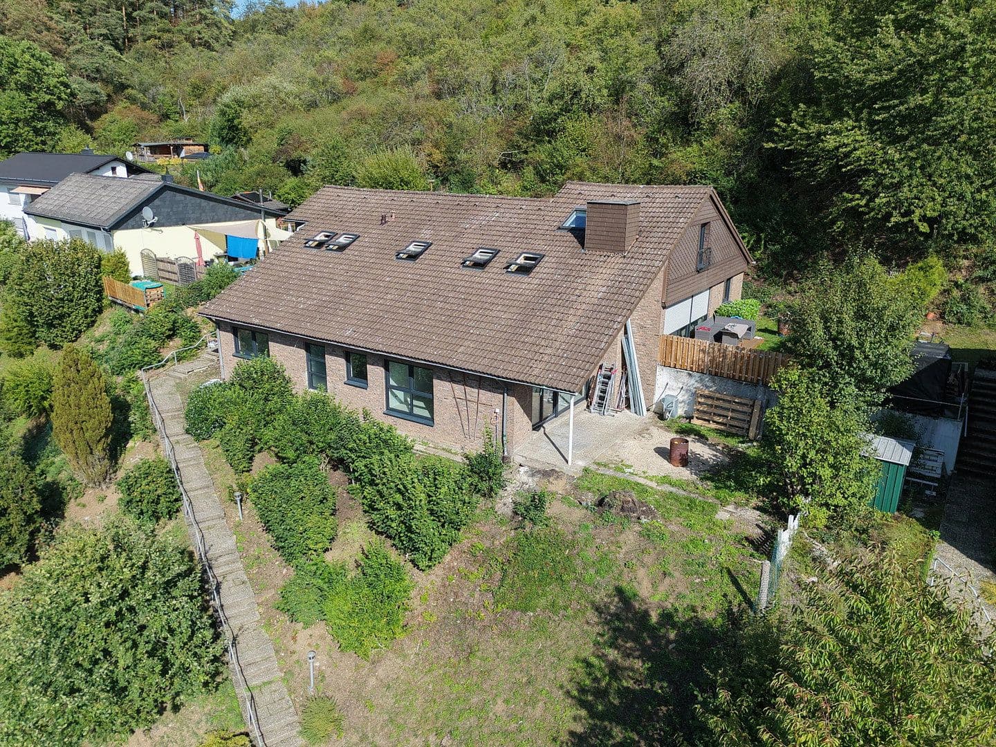 Predaj domu 300 m², pozemok 1.100 m², In den Lärchen 20, Mittenaar, Hesensko Predaj domu 300 m², pozemok 1.100 m², In den Lärchen 20, Mittenaar, Hesensko