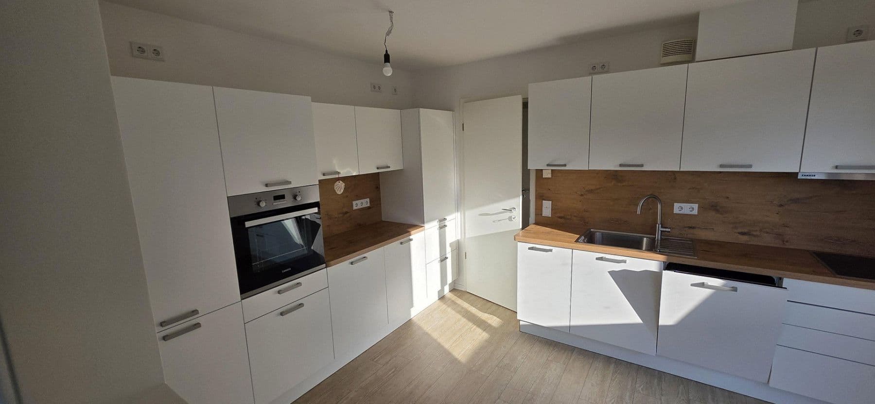Prenájom bytu 4-izbový 126 m², Grünheide (Mark), Brandenbursko Prenájom bytu 4-izbový 126 m², Grünheide (Mark), Brandenbursko