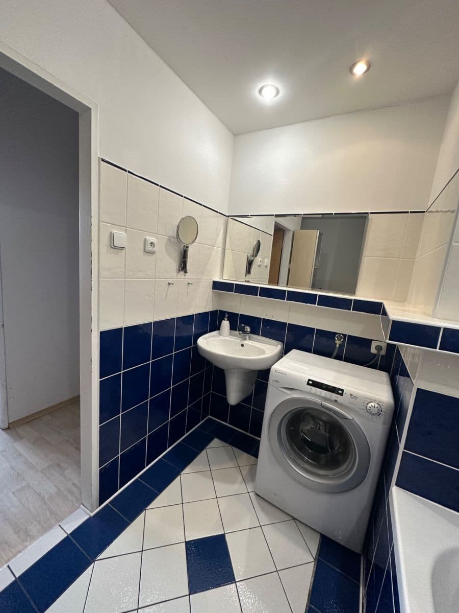 Prenájom bytu 3-izbový 70 m², Šluknovská, Praha, Praha Prenájom bytu 3-izbový 70 m², Šluknovská, Praha, Praha
