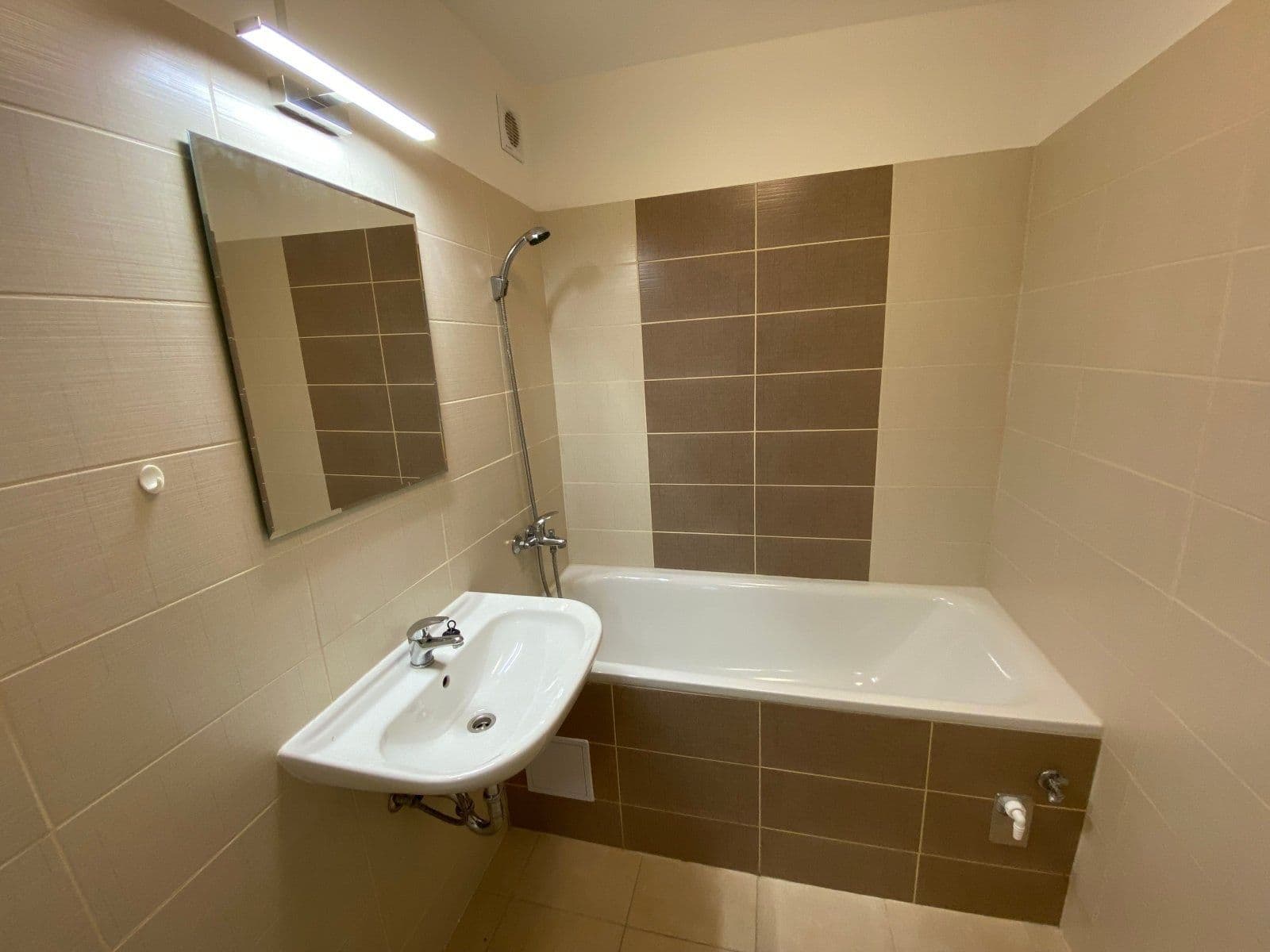 Prenájom bytu 3-izbový 66 m², Okružní, Orlová, Moravskoslezský kraj Prenájom bytu 3-izbový 66 m², Okružní, Orlová, Moravskoslezský kraj