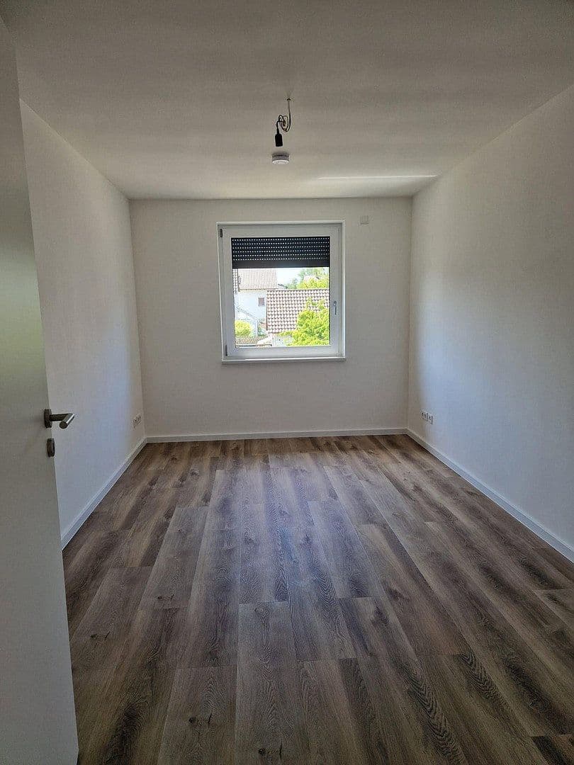 Prenájom bytu 3-izbový 89 m², Efeustr. 10, Karlsruhe, Bádensko-Wurttembersko Prenájom bytu 3-izbový 89 m², Efeustr. 10, Karlsruhe, Bádensko-Wurttembersko