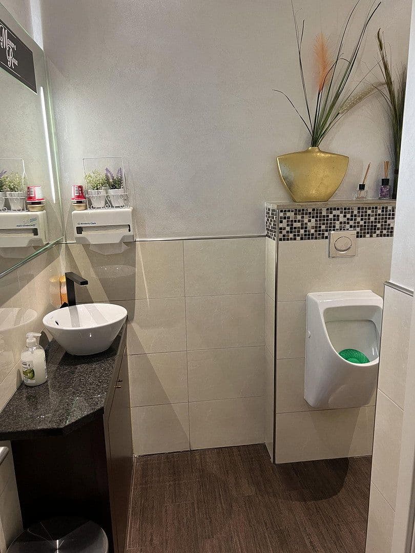 Prenájom nebytového priestoru 300 m², Uerdingerstr 552a, Krefeld-Bockum, Severné Porýnie - Westfálsko Prenájom nebytového priestoru 300 m², Uerdingerstr 552a, Krefeld-Bockum, Severné Porýnie - Westfálsko