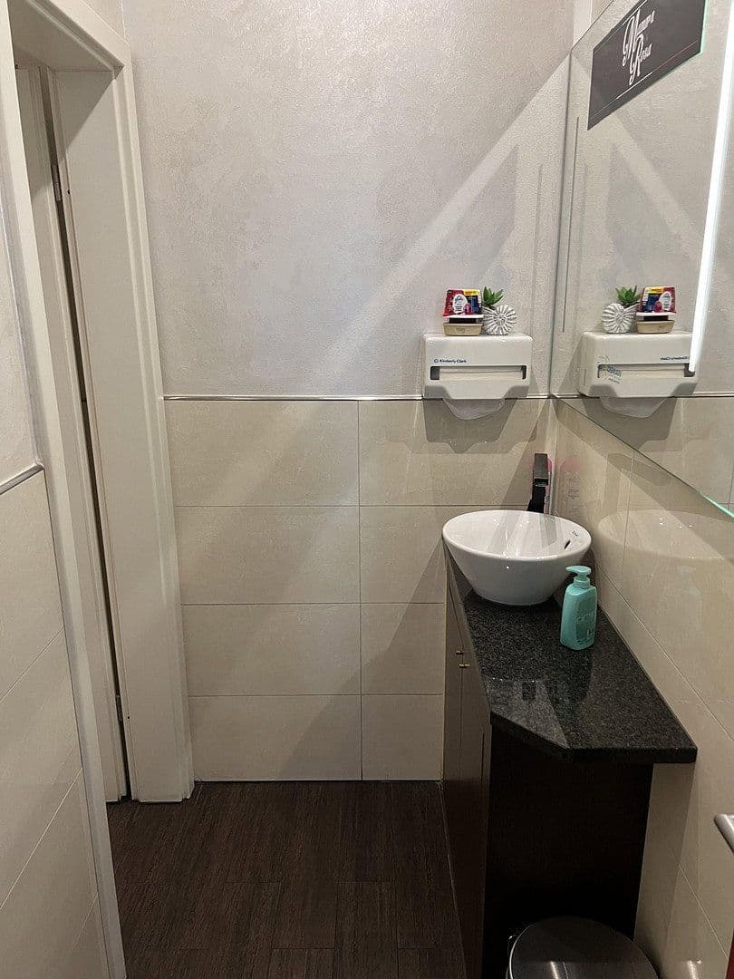Prenájom nebytového priestoru 300 m², Uerdingerstr 552a, Krefeld-Bockum, Severné Porýnie - Westfálsko Prenájom nebytového priestoru 300 m², Uerdingerstr 552a, Krefeld-Bockum, Severné Porýnie - Westfálsko