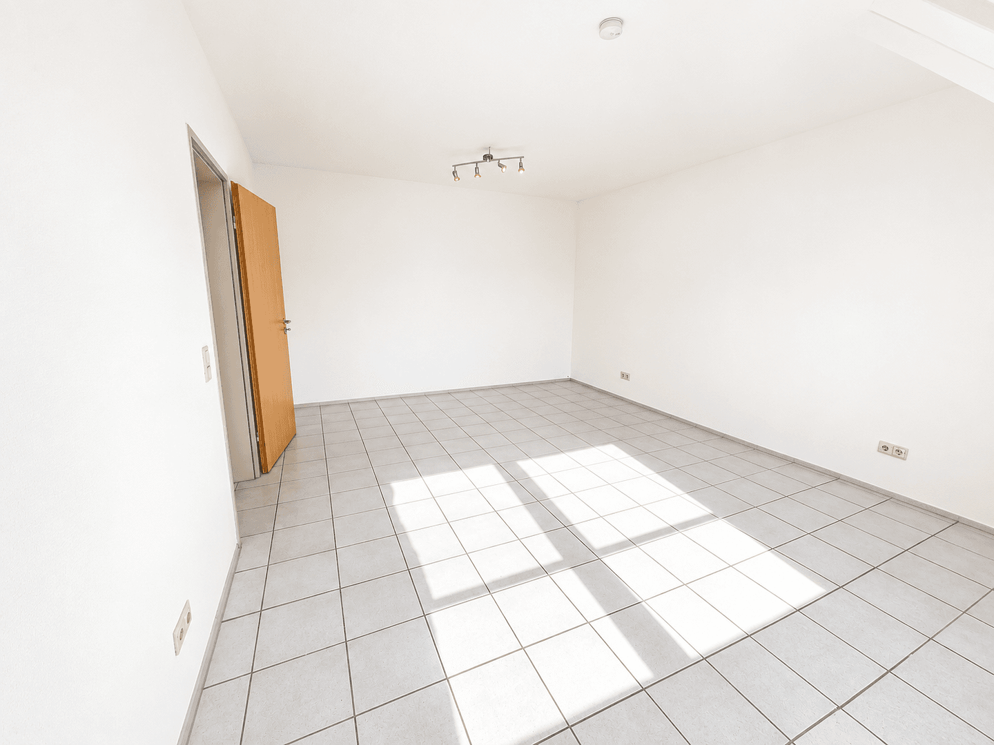 Prenájom bytu 3-izbový 89 m², Solinger Str. 139, Langenfeld (Rheinland), Severné Porýnie - Westfálsko Prenájom bytu 3-izbový 89 m², Solinger Str. 139, Langenfeld (Rheinland), Severné Porýnie - Westfálsko