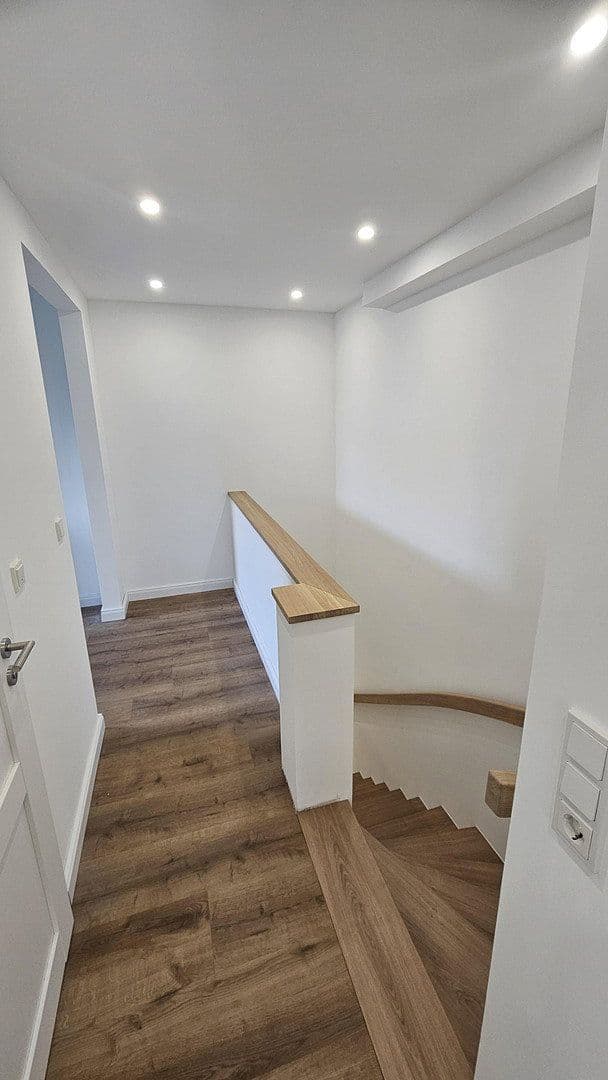 Prenájom bytu 4-izbový 120 m², Bremen, Brémy Prenájom bytu 4-izbový 120 m², Bremen, Brémy