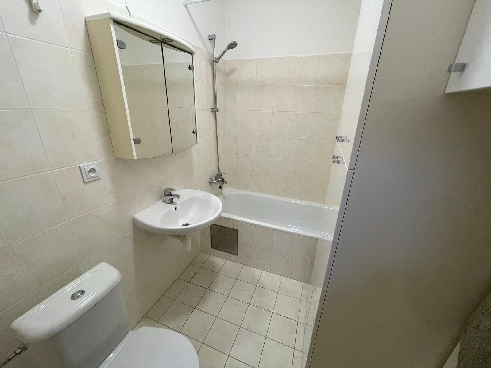 Prenájom bytu 1-izbový 37 m², Padovská, Praha, Praha Prenájom bytu 1-izbový 37 m², Padovská, Praha, Praha